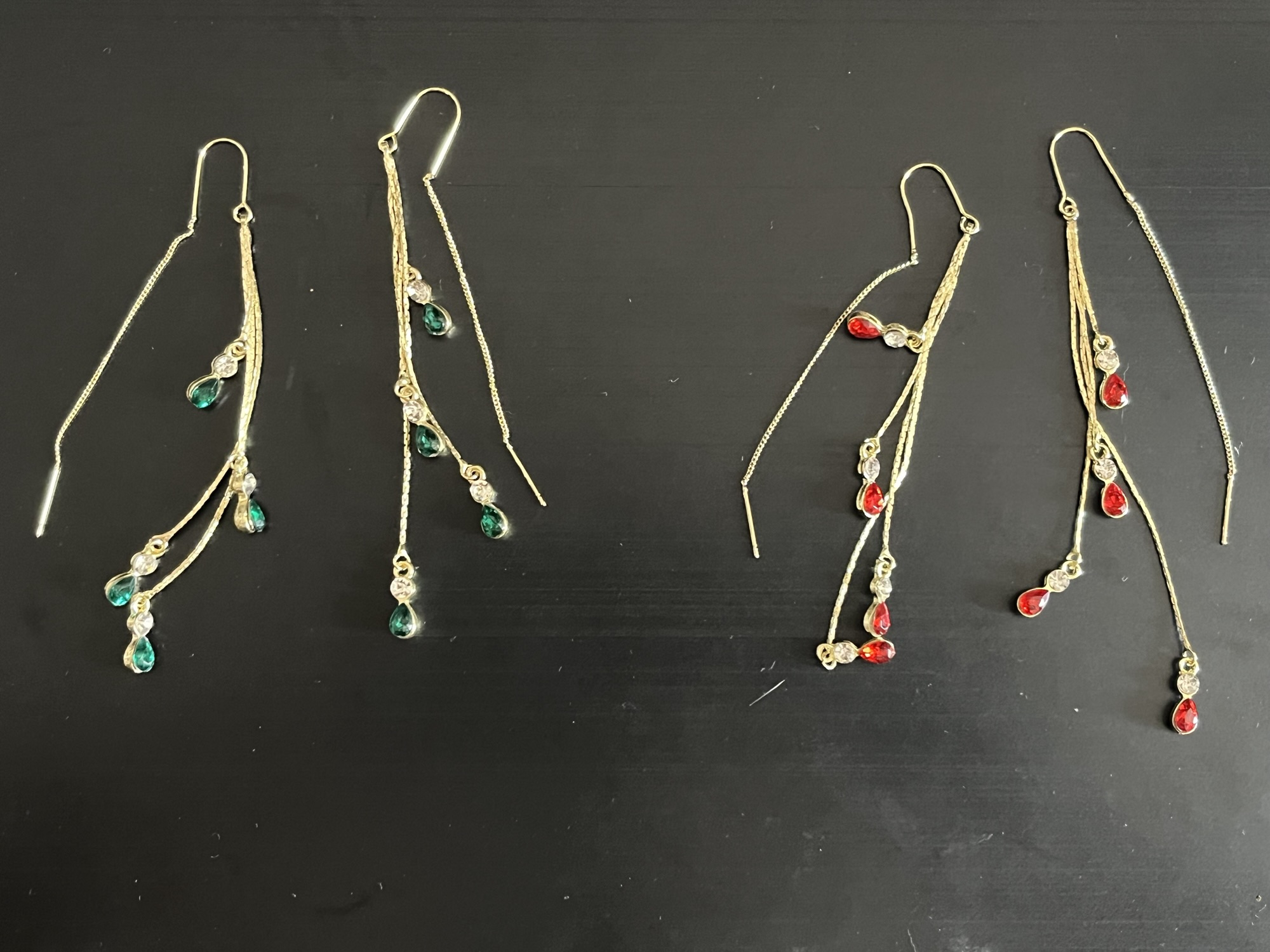 アリエクで買った赤と緑のロングタッセルピアス
