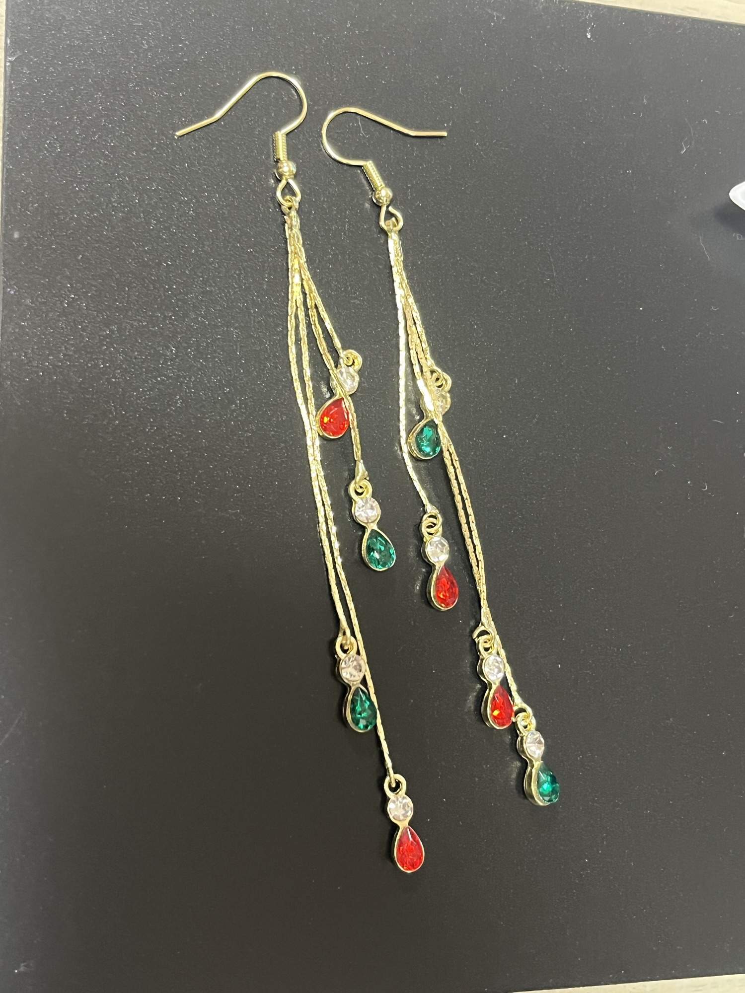 完成した赤と緑のハンドメイドピアス