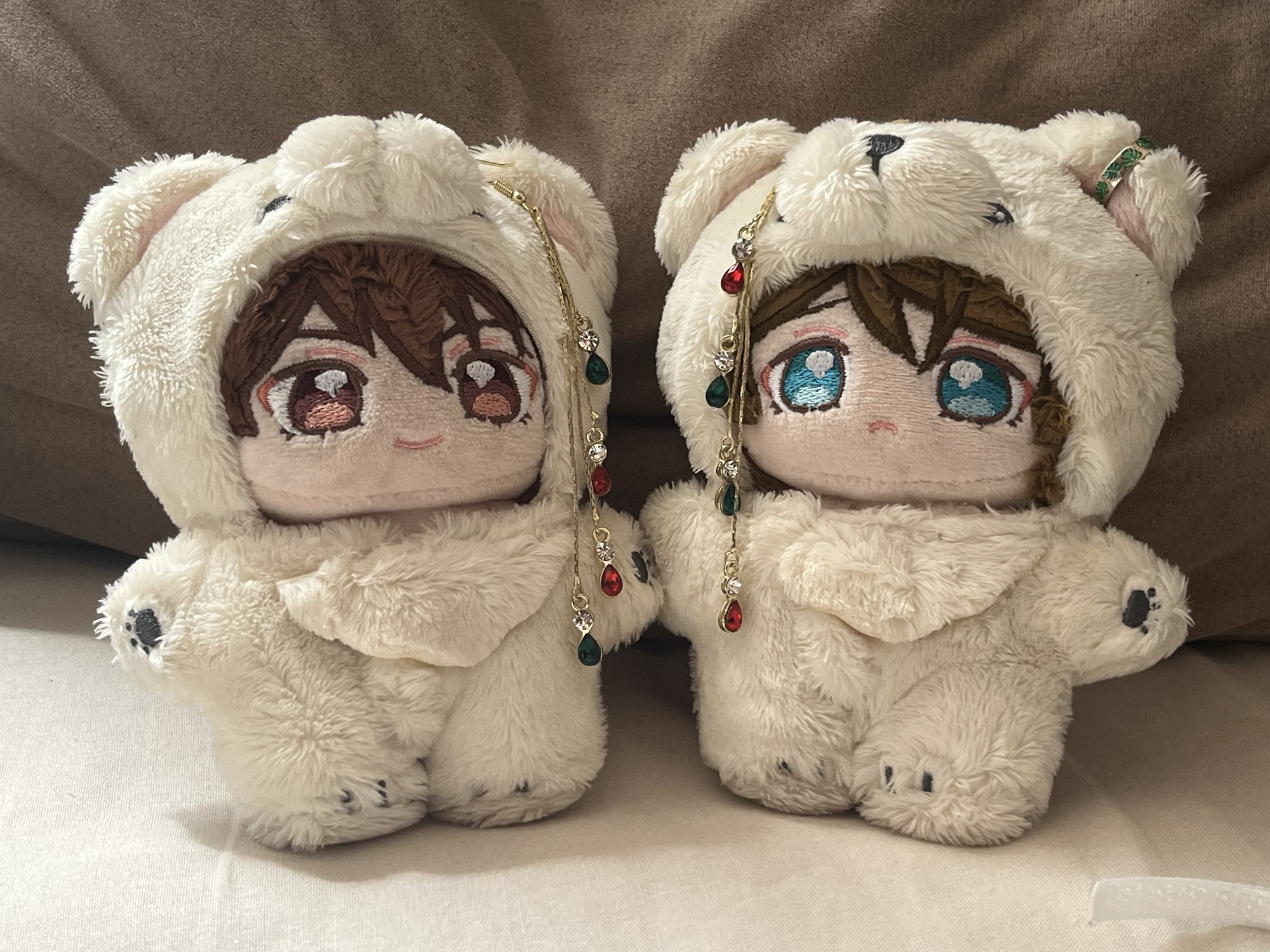 赤と緑のハンドメイドピアスとぬいぐるみ 推し活DIY